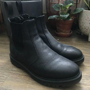 2976 Chelsea Dr Marten Boots (size 9)